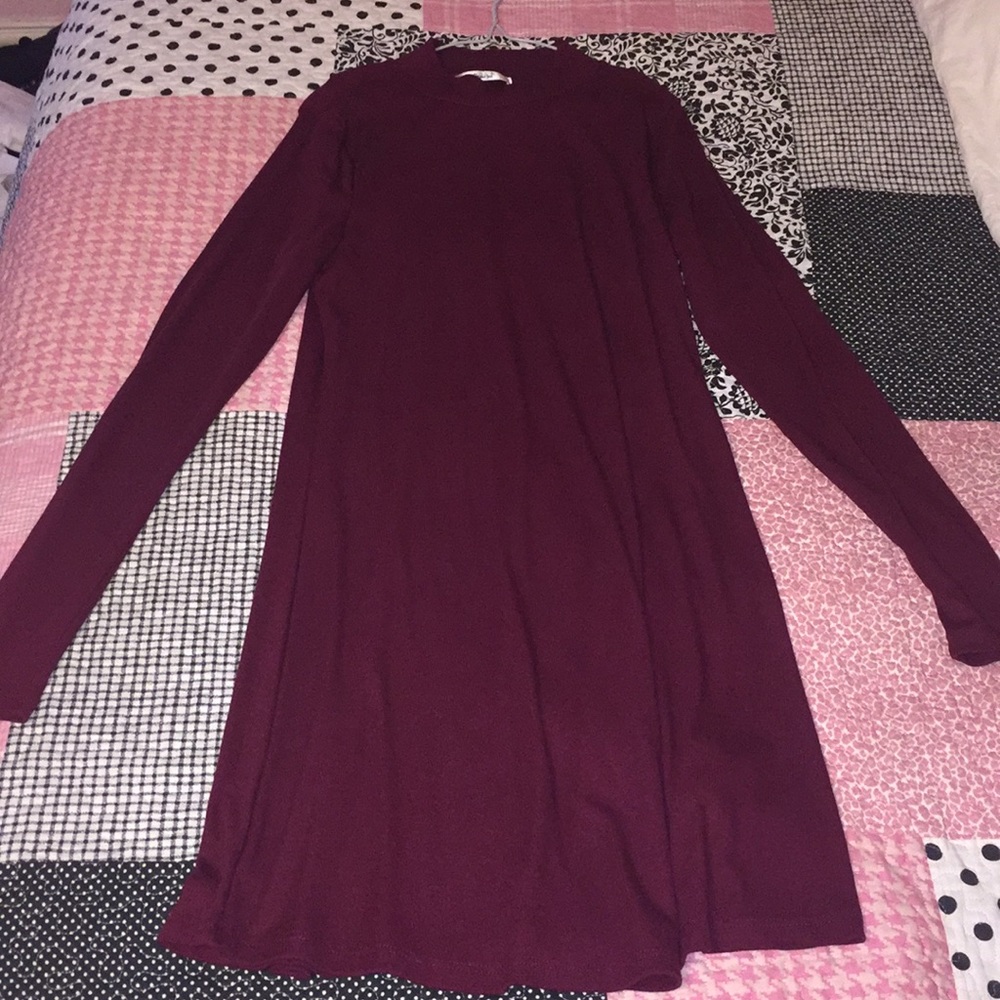 Maroon long-sleeved dress
